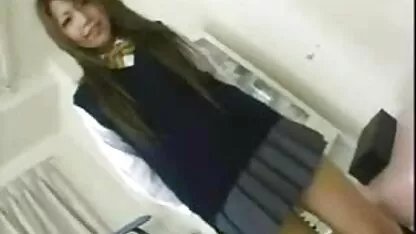 Três negros foram ter com filme pono anal a loira de biquíni rosa na sauna e organizaram um gangbang com anal.