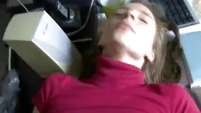 Uma mulher nojenta no corpo expondo-a peluda debaixo do parafuso e chupando-lhe sexo anal com brasileiros a pila com o doce