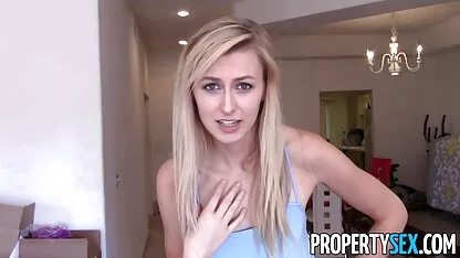 O bombeado fodeu uma rapariga com um Pénis Grande sexo anal vídeo pornô na presença de uma rapariga