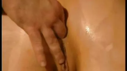 Beleza loira no óleo acariciando os lábios do negro ébano videos de sexo anal ao vivo e vagina substituta