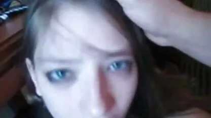 Uma jovem de meias pretas e sentada com um chapéu na mala de um video de sexo anal com vivi fernandes casal.