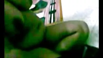 Pila videos de sexo grupal anal madura em meias-calças rasgadas lavam o chão e sentavam-se em parafusos seleccionados.