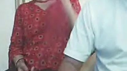 A mulher faz um broche video porno de cu ao marido na roulotte e ele põe o leite fora da camisa.