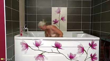 A prostituta ruiva voltou elisa sanches porno anal do trabalho e empurrou o vibrador para a abertura no chão da casa de banho.