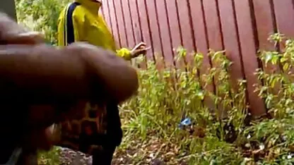 Um homem a acariciar o peito de uma mulher de ombros largos que tinha acabado de sair quero ver vídeo pornô de sexo anal da Máquina Do Sexo
