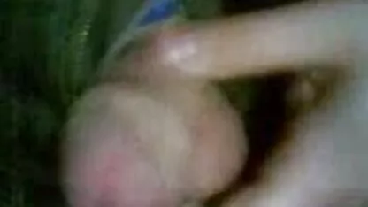 Uma jovem de cabelo loiro a chupar um tipo num carro. sexo anal video grátis